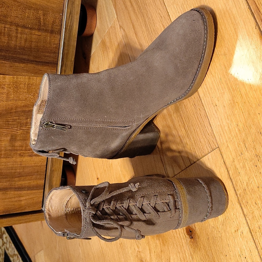 Size 9.5 UGG Women's Suede Ankle Boots